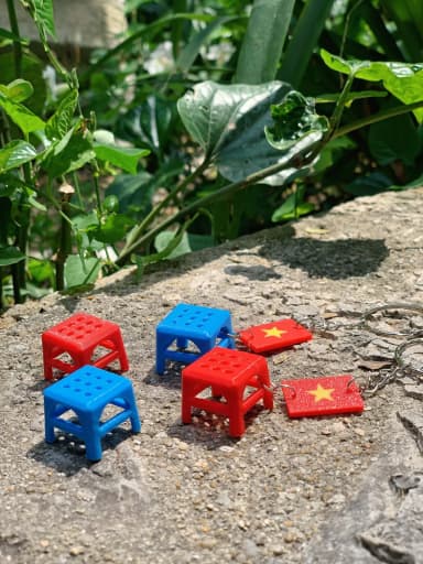 Móc khóa ghế nhựa cờ đỏ sao vàng 3
